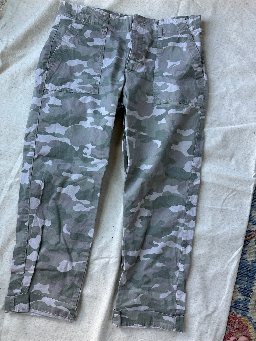 GAP women’s  Camo Crop Pants - Green & Gray
